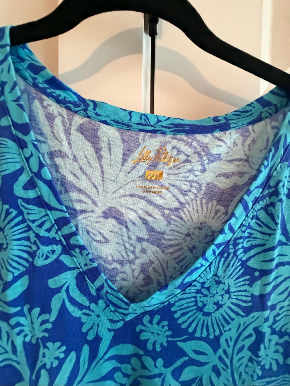 Lilly Pulitzer Blue & Turquoise Floral V-Neck Short Sleeve Tee - Picture 3 of 4